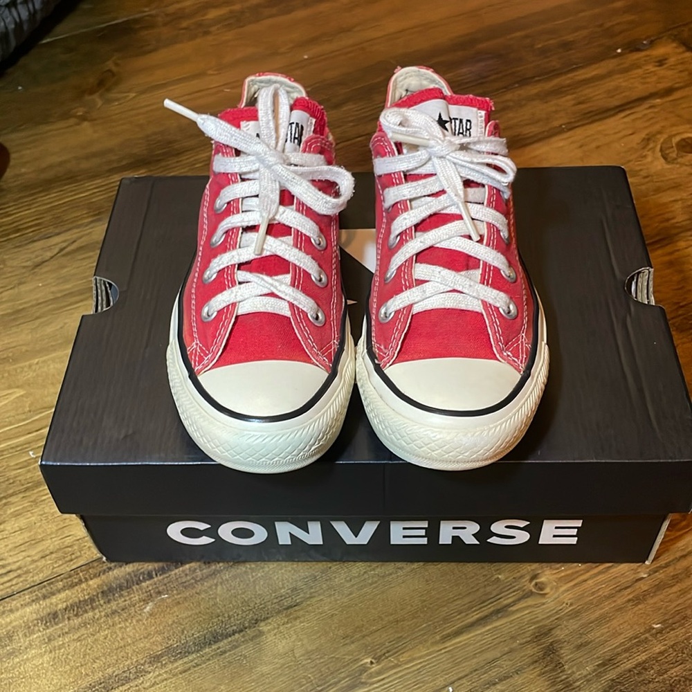 Chuck Taylor All Star Canvas Low Tops (red)